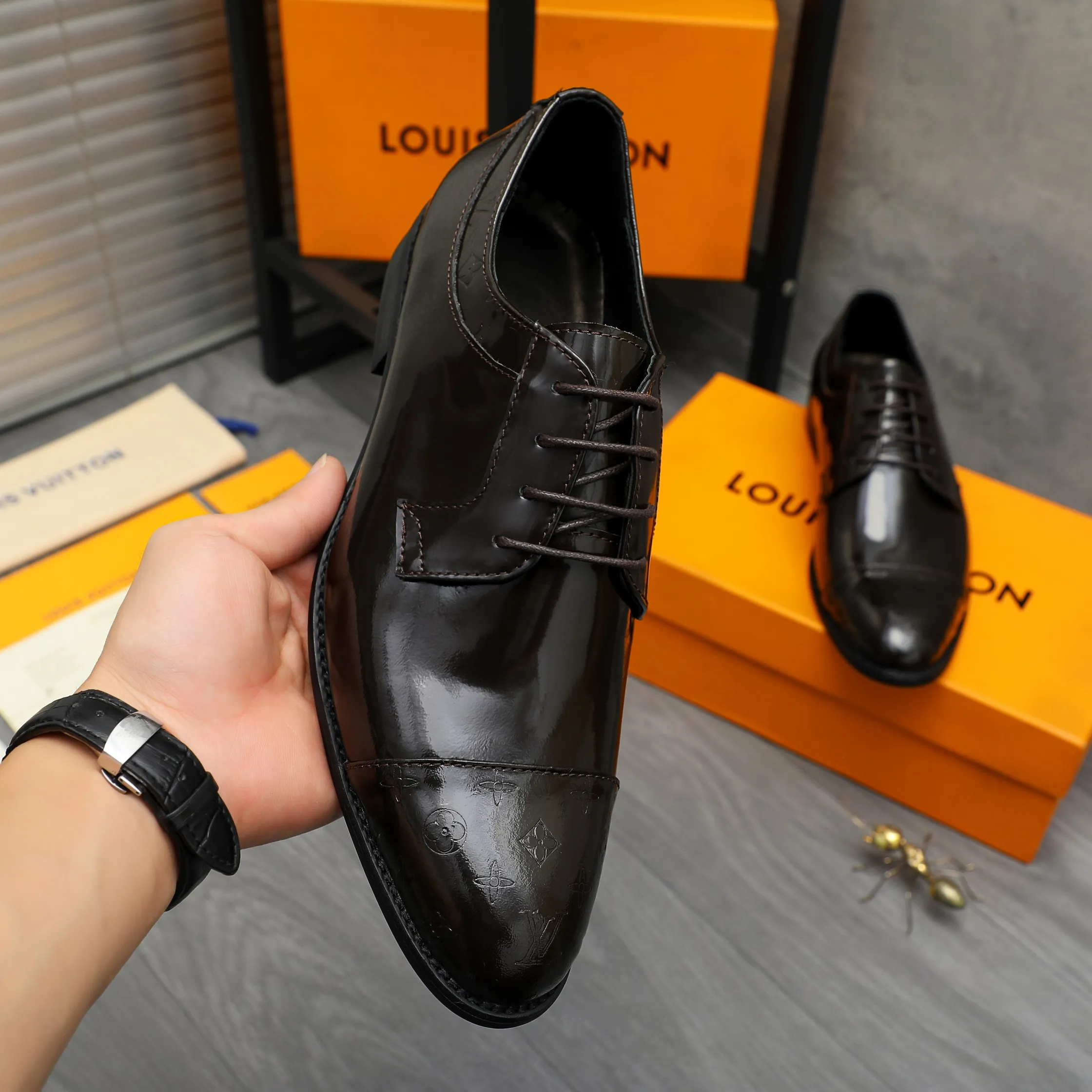 Men's shoes 💰p460 Product trademark: LV (Louis Vuitton) business lace-up leather shoes True size: 39-44 Product material: Selected lacquered cowhide stitching embossed cowhide upper, cowhide lining, original rubber outsole
